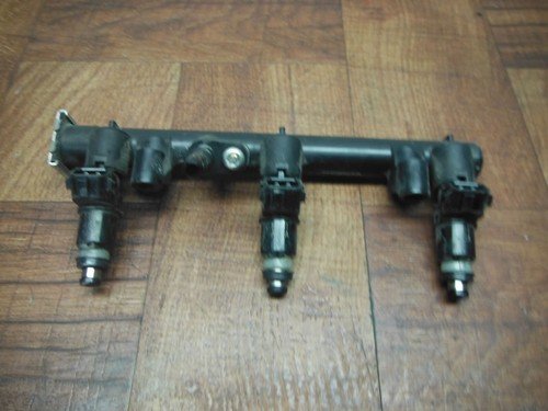 2015 13-16 triumph street triple FUEL INJECTOR FUEL RAIL INTAKE video working ⭐✔