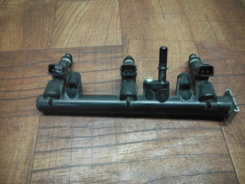 2015 13-16 triumph street triple FUEL INJECTOR FUEL RAIL INTAKE video working ⭐✔ - Image 2