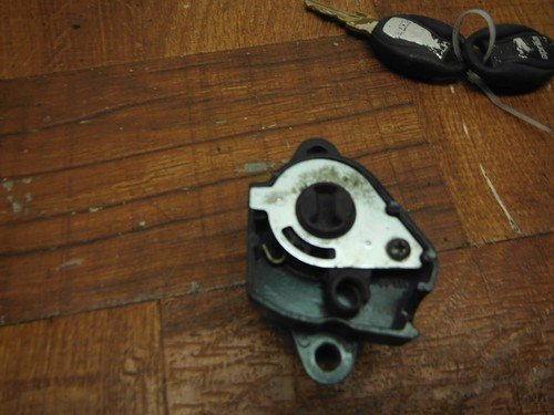 aprilia SR50 SR 50 R SEAT LOCK WITH KEYS KEY AP8104611 - Image 4