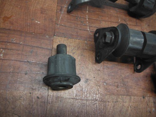 2003 honda VTX1800 vtx1800r ENGINE MOTOR MOUNT STAY BRACKETS - Image 2