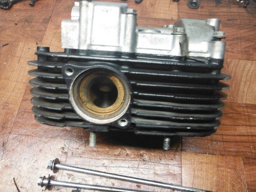 2005 suzuki boulevard VL1500 C90 ENGINE TOP END CYLINDER HEAD REAR - Image 4