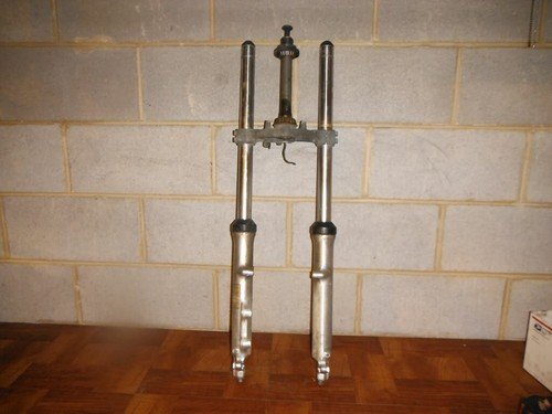 83 SUZUKI GR 650 GR650 TEMPTER TRIPPLE TREE FORK CLAMP - Image 4