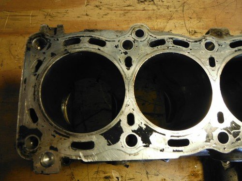 00-03 GSXR GSX-R GSX R 750 ENGINE CYLINDER BLOCK CRANK CASE - Image 3