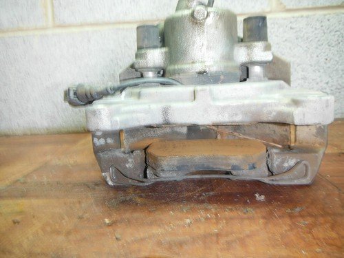 06-10 VW PASSAT KOMFORT 2.0 TURBO FRONT RIGHT CALIPER - Image 8