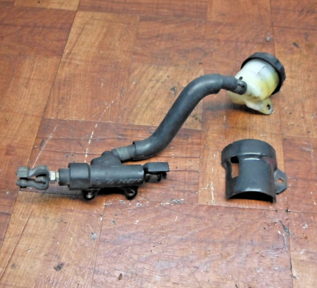 honda REAR BACK BRAKE MASTER CYLINDER W RESERVOIR 43510-MCV-006